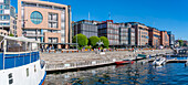 Blick auf Cafés und Architektur an der Uferpromenade, Aker Brygge, Oslo, Norwegen, Skandinavien, Europa