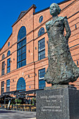 Blick auf die Aasta-Hansteen-Statue und die Architektur am Wasser im Hintergrund, Aker Brygge, Oslo, Norwegen, Skandinavien, Europa