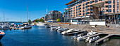 Blick auf Boote und Architektur am Wasser, Aker Brygge, Oslo, Norwegen, Skandinavien, Europa