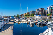 Blick auf Boote und Architektur am Wasser, Aker Brygge, Oslo, Norwegen, Skandinavien, Europa