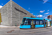 Blick auf das Nationalmuseum und die Straßenbahn, Aker Brygge, Oslo, Norwegen, Skandinavien, Europa
