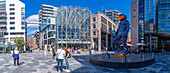 Blick auf die What's Next-Skulptur von Brendan Murphy, 2023, in Bryggertorget, Aker Brygge, Oslo, Norwegen, Skandinavien, Europa