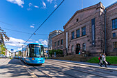 Blick auf die Nationalbibliothek von Norwegen und die Straßenbahn, Aker Brygge, Oslo, Norwegen, Skandinavien, Europa