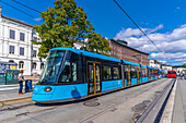 Blick auf Straßenbahn am Henrik Ibsens Tor, Aker Brygge, Oslo, Norwegen, Skandinavien, Europa