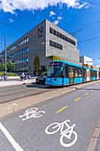 Blick auf das Nationalmuseum und die Straßenbahn, Aker Brygge, Oslo, Norwegen, Skandinavien, Europa