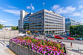 Blick auf Gebäude und Blumen am 7 Juni-Plassen, Oslo, Norwegen, Skandinavien, Europa