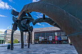 Blick auf die Osloer Konzerthalle und die Turid-Angell-Eng-Skulptur auf dem Johan Svendsens Plass, Oslo, Norwegen, Skandinavien, Europa