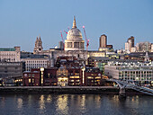 Skyline-Blick in der Dämmerung auf die St. Paul's Cathedral und die Millennium Bridge von der Tate Modern aus, London, England, Vereinigtes Königreich, Europa