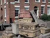 A Case History von John King, eine Skulptur aus farbigen Betonkoffern, Hope Street, Liverpool, Merseyside, England, Vereinigtes Königreich, Europa