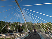 Zubizuri-Fußgängerbrücke, Entwurf von Santiago Calatrava, Nervion-Fluss, Bilbao, Baskenland, Spanien, Europa