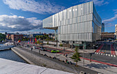 Blick auf die Neue Zentralbibliothek (Osloer Stadtbibliothek) (Deichman-Bibliothek) an einem sonnigen Tag, Oslo, Norwegen, Skandinavien, Europa