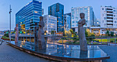 Blick auf die Barcode-Gebäude und Fellesskap-Skulpturen in der Abenddämmerung, Oslo, Norwegen, Skandinavien, Europa