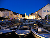 Hafen von Hvar und St. Stephens Platz in der Abenddämmerung, Hvar, Kroatien, Europa