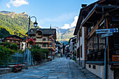 Hauptmarktstraße eines ländlichen Alpendorfs mit traditioneller Architektur, Alagna Valsesia, UNESCO-Welterbe, Provinz Vercelli, Piemont, Italienische Alpen, Italien, Europa