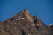 Nahaufnahme des schroffen Gipfels der Dufourspitze, Monte Rosa, vor blauem Himmel, Naturpark Valsesia und Alta Val Strona, Piemont, Italienische Alpen, Italien, Europa