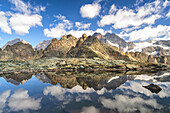 Spiegelung in Alpensee in Valmalenco, italienisches Tal in Valtellina, Provinz Sondrio im Bezirk Lombardei, Italien, Europa