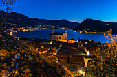 Blaue Stunde im Iseo-See, Dorf Marone in der Provinz Brescia, Lombardei, Italien, Europa