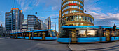 Blick auf Gebäude und Straßenbahnen in Jernbanetorget, Oslo, Norwegen, Skandinavien, Europa