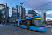 Blick auf Gebäude und Straßenbahn in Jernbanetorget, Oslo, Norwegen, Skandinavien, Europa