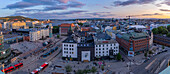 Blick auf den Jernbanetorget und die Stadtsilhouette von erhöhter Position bei Sonnenuntergang, Oslo, Norwegen, Skandinavien, Europa