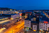 Blick auf den Jernbanetorget und die Skyline der Stadt von einer erhöhten Position in der Abenddämmerung, Oslo, Norwegen, Skandinavien, Europa