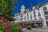 Blick auf das Grand Hotel im Stortingsparken an einem sonnigen Tag, Oslo, Norwegen, Skandinavien, Europa