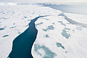 Ansichten von Austfonna, einer Eiskappe auf Nordaustlandet in der Inselgruppe Svalbard in Norwegen, Arktis, Europa