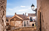 Enge Straßen im historischen Viertel von Albaicin in Granada mit typischen weißen Häusern, UNESCO-Weltkulturerbe, von Mirador de la Lona, Granada, Andalusien, Spanien, Europa