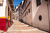 Enge Gassen im historischen Viertel von Albaicin in Granada mit typischen weißen Häusern, UNESCO-Weltkulturerbe, Granada, Andalusien, Spanien, Europa