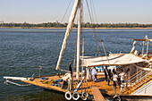 Return of passengers on the Dahabeah, passenger river boat of the Lazuli fleet, sailing on the Nile river, Egypt, North Africa, Africa