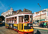 Eine traditionelle gelbe Straßenbahn im Viertel Interdente, Lissabon, Portugal, Europa