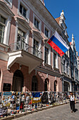 Ansichten von Transparenten vor der russischen Botschaft, die gegen den Krieg in der Ukraine protestieren, in der Altstadt von Tallinn, Estland, Europa