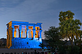 Ton- und Lichtshow im Tempel von Philae, Trajans Kiosk, UNESCO-Weltkulturerbe, Agilkia-Insel, Assuan, Ägypten, Nordafrika, Afrika