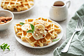 Belgische Waffeln mit Obst, Bananen und Honig. Hausgemachtes Backen