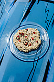 Babaganoush mit Granatapfel auf blauem Hintergrund in Dubai