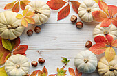Herbstblätter und Kürbisse vor altem Holzhintergrund