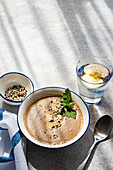 Gesundes Abendessen mit Pilzsuppe und Apfelwasser