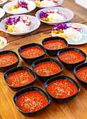 Servieren von frischem Wassermelonen-Gazpacho bei einem Workshop für gesunde Ernährung