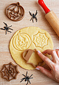 Vorbereitung von festlichen Plätzchen zum Backen im Ofen