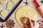 Vorbereitung von Festtagskeksen zum Backen im Ofen