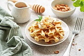 Belgische Waffeln mit Obst, Bananen und Honig. Hausgemachtes Backen