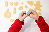 Kinder backen gemeinsam Weihnachtsplätzchen