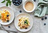 Belgische Waffeln mit Obst, Bananen und Honig. Hausgemachtes Backen