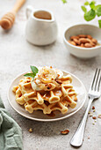 Belgische Waffeln mit Obst, Bananen und Honig. Hausgemachtes Backen