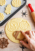 Vorbereitung von festlichen Plätzchen zum Backen im Ofen
