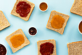 Toast mit hausgemachter Erdbeer- und Pfirsichmarmelade