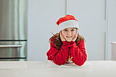 Junges Mädchen genießt die Weihnachtsstimmung in der Küche