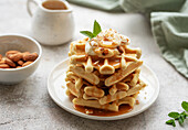Belgische Waffeln mit Obst, Bananen und Honig. Hausgemachtes Backen