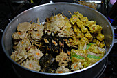 Dim Sums, Gyozas und Teigtaschen auf einem traditionellen Lebensmittelmarkt und Basar in Thailand