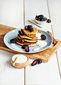 Bananen-Hafer-Pancakes mit Brombeeren